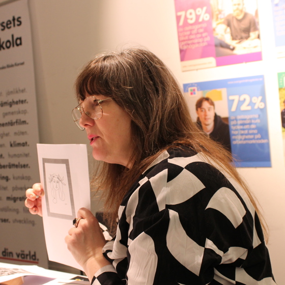 Närbild på en engagerad kvinnlig lärare som håller en workshop på Röda Korsets folkhögskola