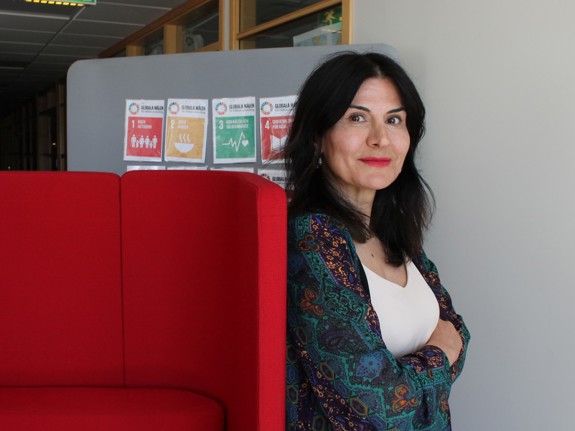 Porträtt av Meral Onmaz, lärare på distanskursen Agera utan att diskriminera på Röda Korsets folkhögskola