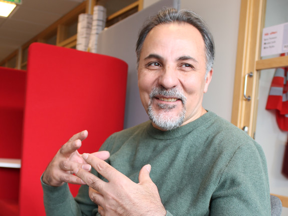 Deltagare på kursen Migration och social hållbarhet sitter i en fåtölj och berättar om vad kursen gett honom