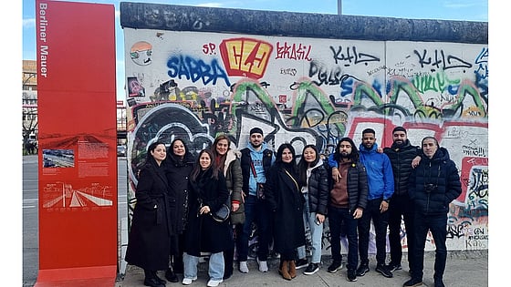 Hela gruppen med deltagare och lärare som reste till Berlin i april 2022 med Erasmus+. Gruppen står framför en graffittivägg