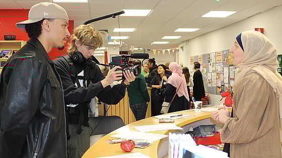 Projektledaren för seminariet blir filmad av kursdeltagare