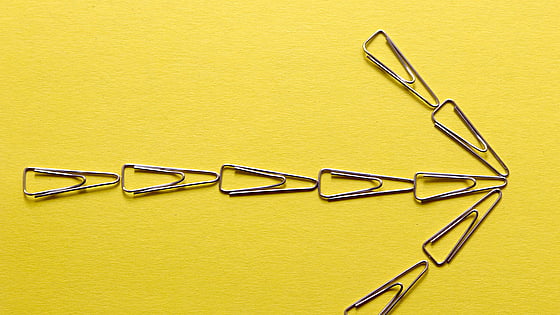 Gem utlagda i form av en pil på gul botten