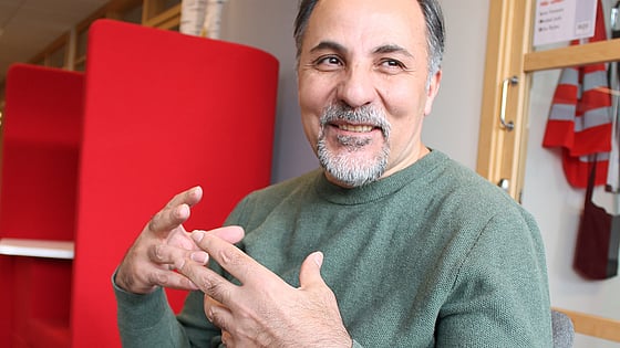 Deltagare på kursen Migration och social hållbarhet sitter i en fåtölj och berättar om vad kursen gett honom