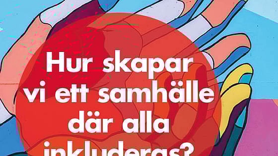 En röd boll med vit text som lyder "Hur skapar vi ett samhälle där alla inkluderas?". Bollen vilar i ett par händer med fingrar i olika färger