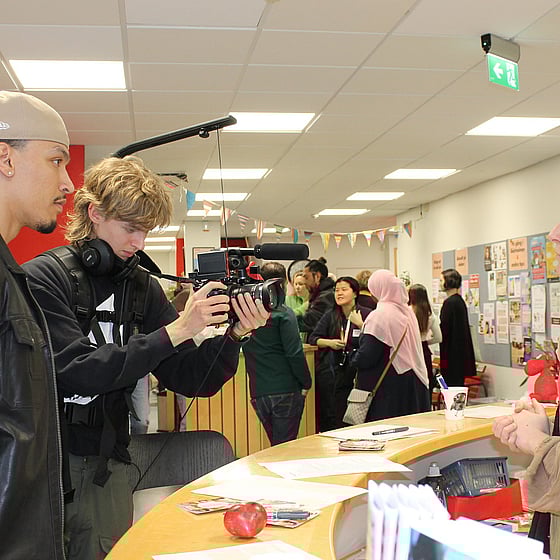 Projektledaren för seminariet blir filmad av kursdeltagare