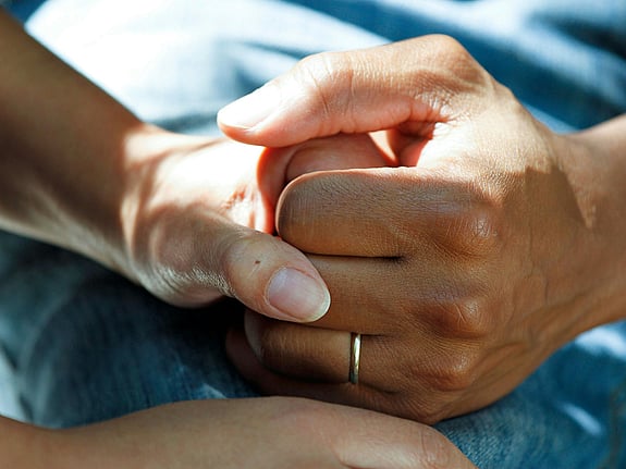 Två händer som håller i varandra