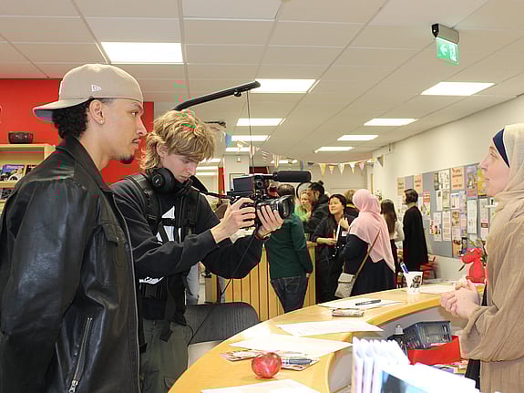 Projektledaren för kunskapsseminariet om brottsförebyggande arbete blir filmad av deltagare på skolan