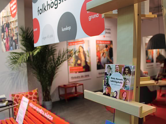 Miljöbild med folder från Röda Korsets folkhögskola