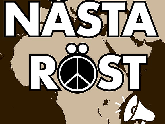 Logotypen för podden Nästa Röst. Texten Nästa Röst är vit och ligger på en beige och svart karta över främst afrika och europa. Cirkeln i ordet röst är ett fredstecken