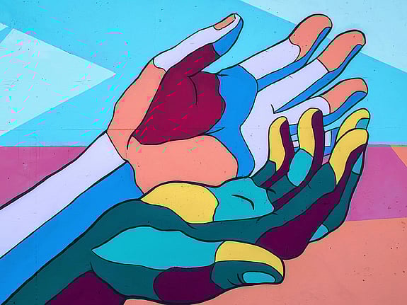 Teckning ned två händer som hålls som en kupa. Tekningen är gjord i klara färger med blått, ljusblått, rosa, gult och grönt.