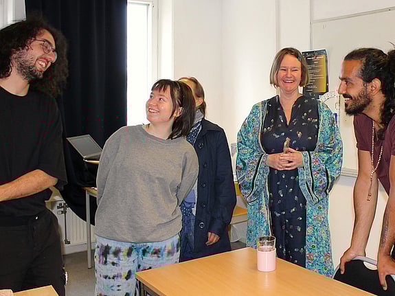 Kille i svart keps framför en väggmålning