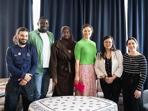 Gruppbild med Kronprinsessan Victoria och fem deltagare från Röda Korsets folkhögskola.