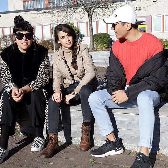 Närbild på glad kille som läser en gymnasiekurs