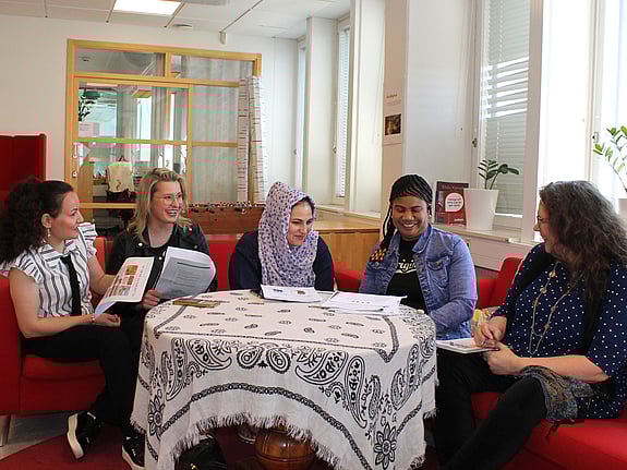 Deltagare på kursen Fokus framtid sitter i en soffgrupp diskuterar en fråga med sin lärare