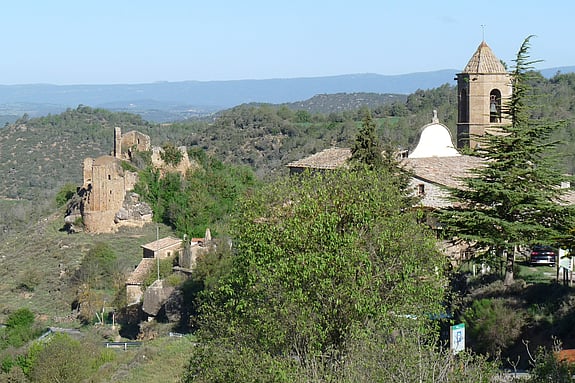 Ett gammalt slott i bergen i Katalonien med grönska omkring