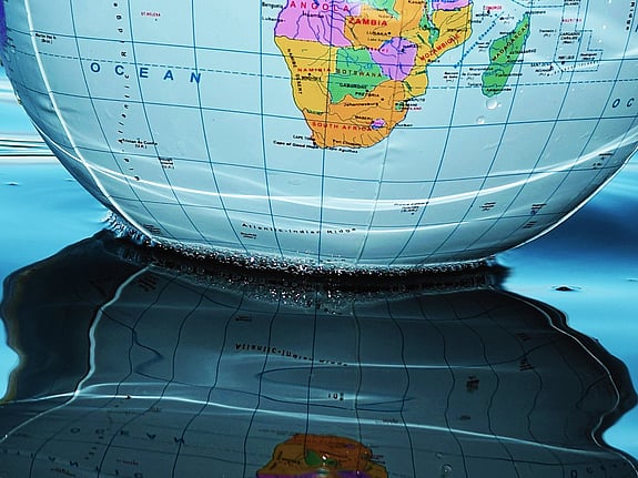 En uppblåsbar boll i form av en jordglob flyter i vatten