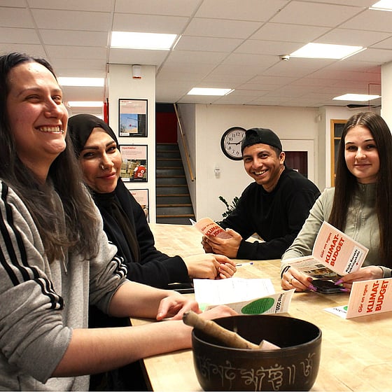 Fem personer står vid en bardisk i skolans deltagarkök
