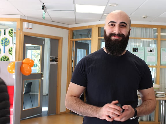 En nöjd deltagare från Röda Korsets folkhögskola som precis fått sin gymnasiebehörighet.