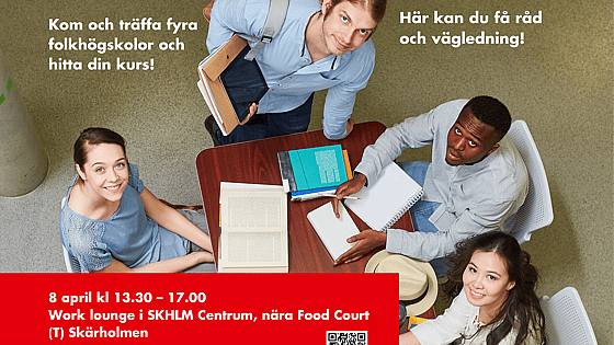 Bild tagen ovanifrån. Fyra personer tittar upp mot kameran. Tre av dem sitter på sidorna av ett bord med papper och block på. En person står i ena änden av bordet. De ser ut som studenter som håller på med en uppgift.