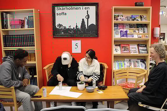 Några deltagare sitter i en mindre grupp och svarar på frågor