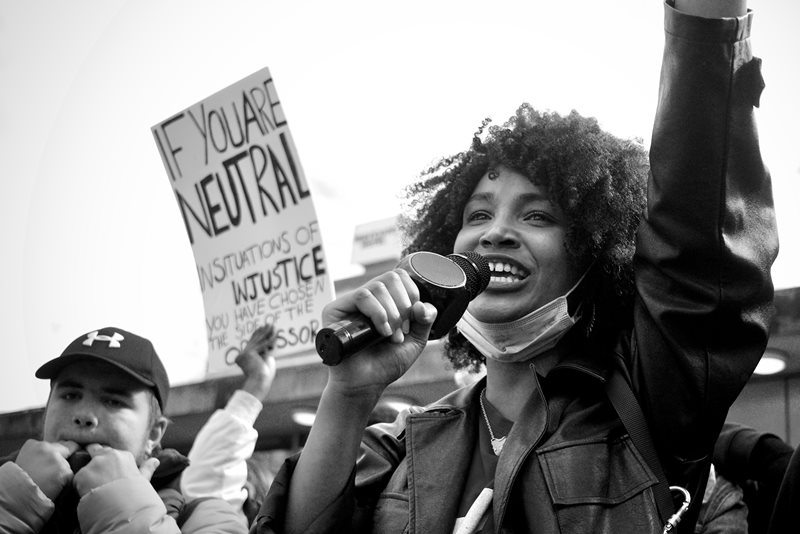 En aktivist demonstrerar mot rasism och orättvisa