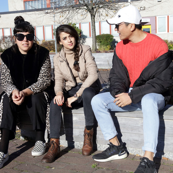 Närbild på glad kille som läser en gymnasiekurs