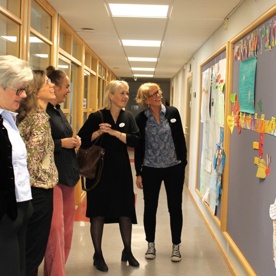 Rektor på folkhögskolan visar en utställning som kursen Migration och social hållbarhet har gjort