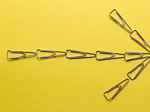 Gem i metall utlagda som en pil åt höger på gul botten