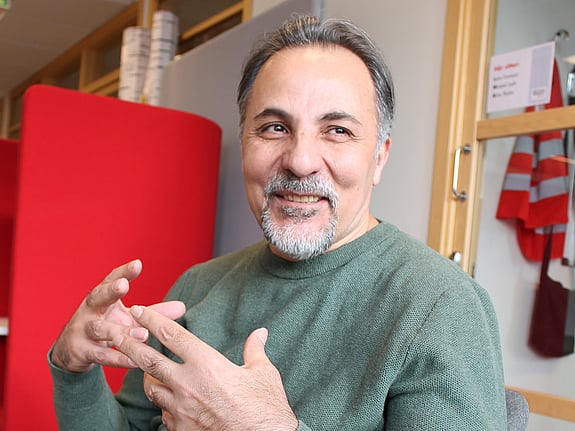 Deltagare på kursen Migration och social hållbarhet sitter i en fåtölj och berättar om vad kursen gett honom